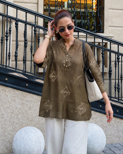 Thread Work Imported Kurti with Mandarin Neck Collar for Vacation Wear